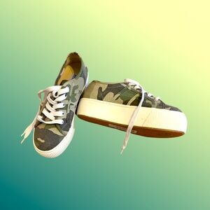 Steve Madden Elore Green Camo Vulcanized Milsole Lace-up
Round Toe Sneakers 5.5